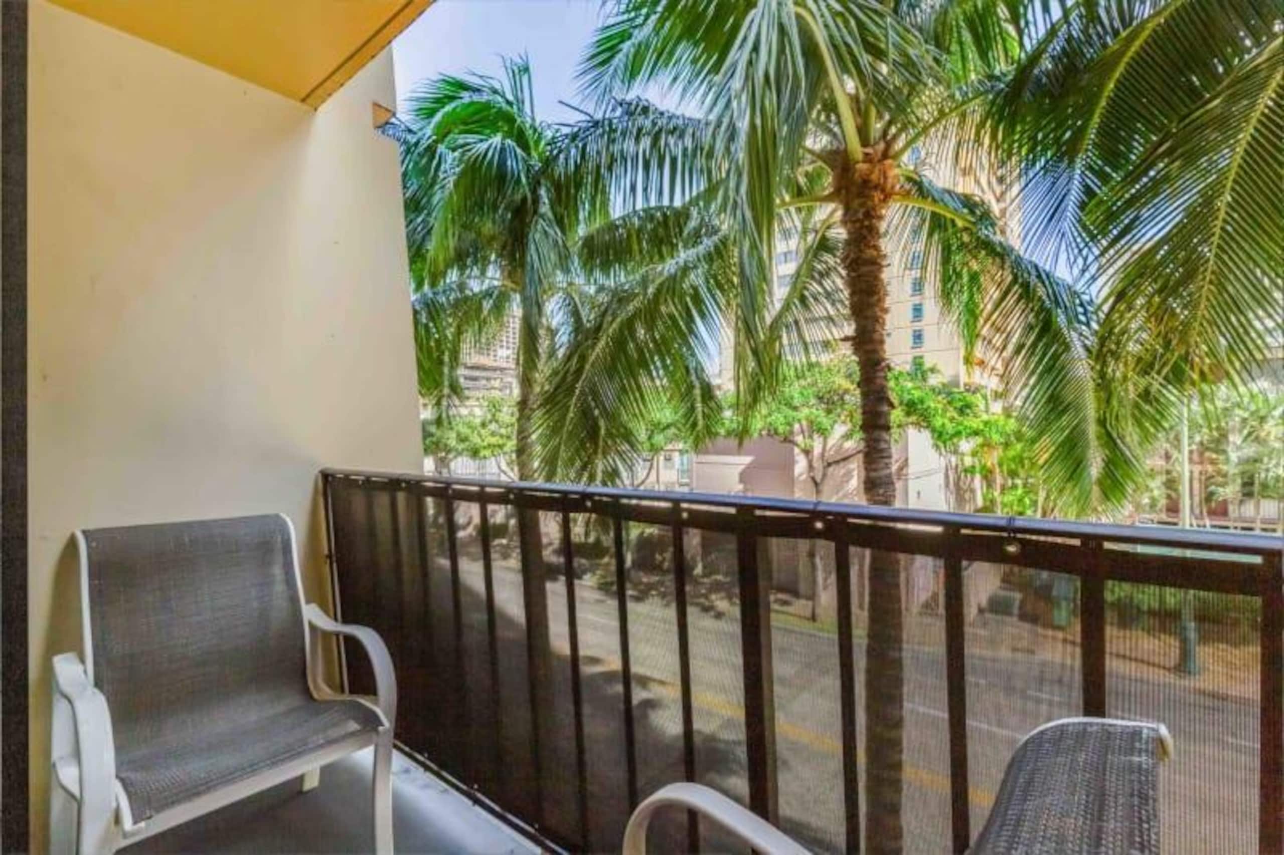 Condo in Honolulu · ★4.2 · Studio · 2 beds · 1 bath - Image 5