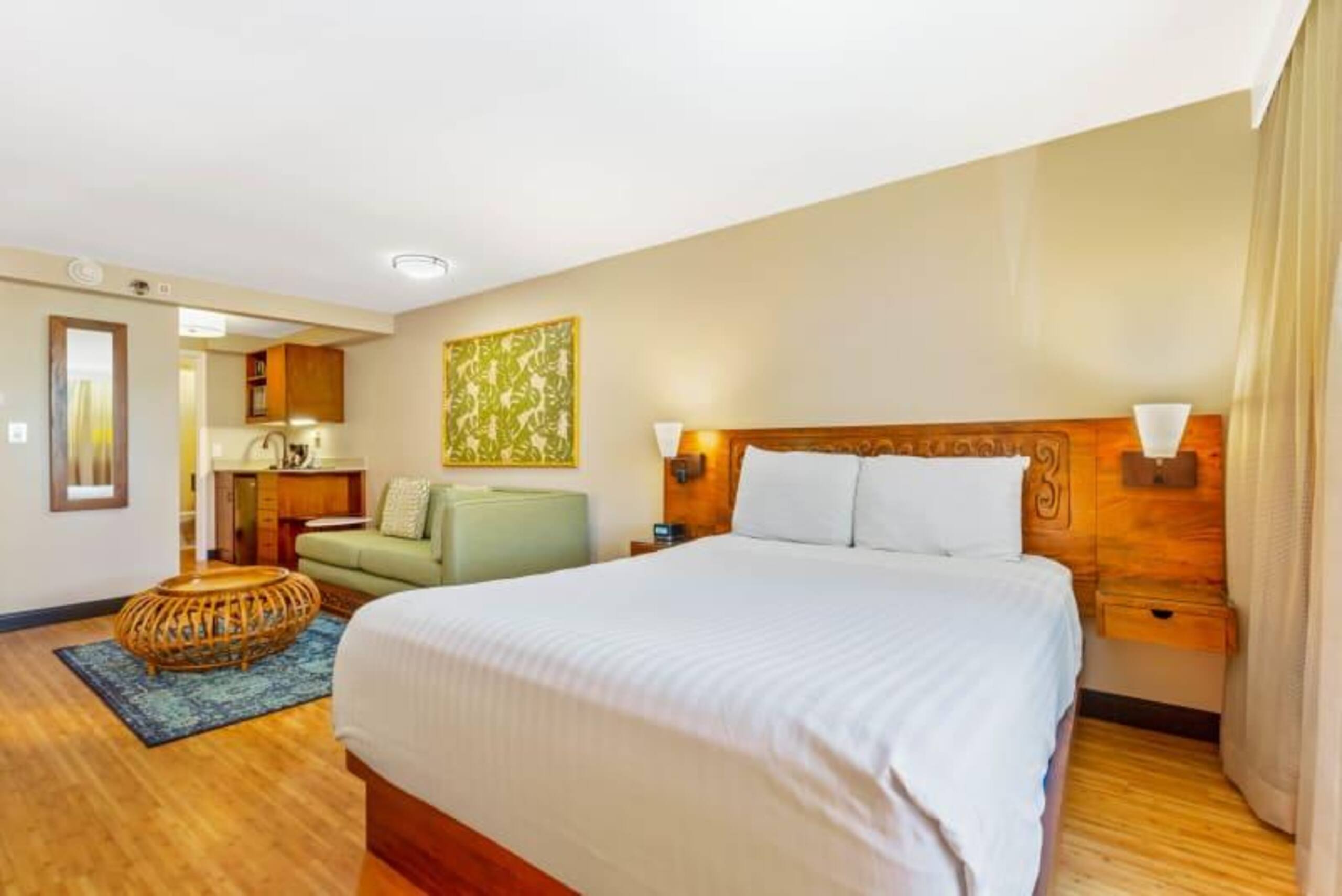 Condo in Honolulu · ★4.2 · Studio · 2 beds · 1 bath - Image 4