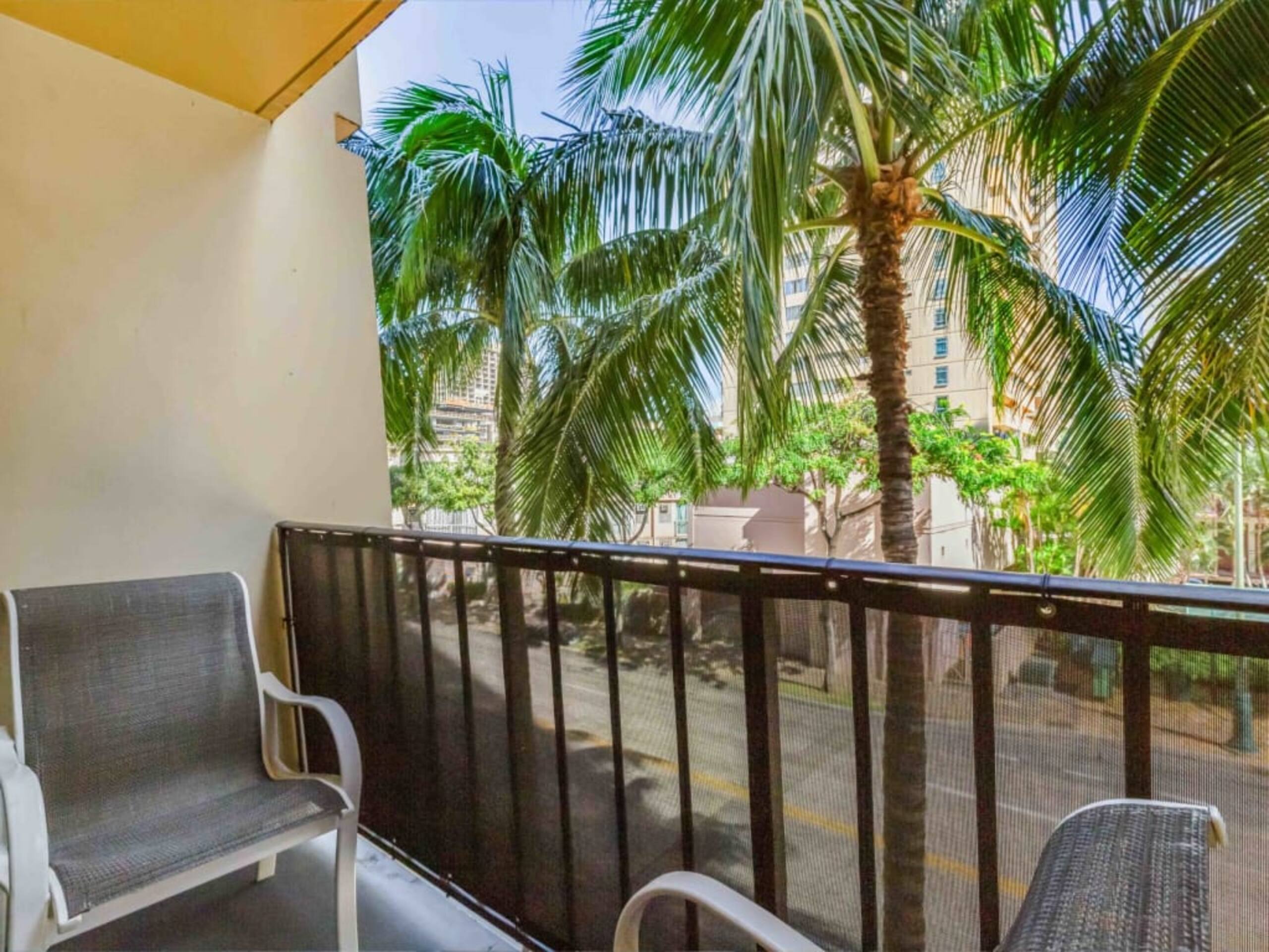 Condo in Honolulu · ★4.2 · Studio · 2 beds · 1 bath - Image 23