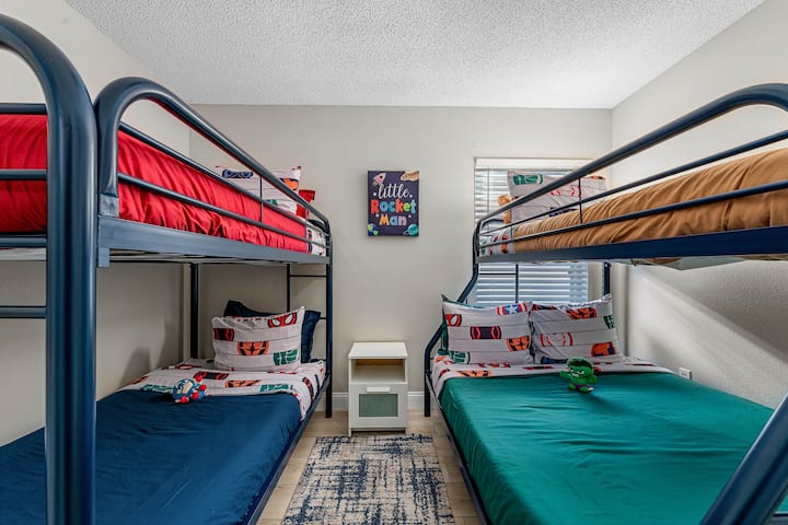 საცხოვრებელი ოთახი ორიარუსიანი საწოლებითა და მხიარული ატმოსფეროთი.