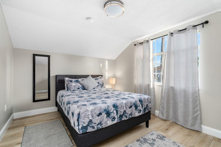 კომფორტული საძინებელი, რომელშიც დახვდებით ურთიერთობაზე ორიენტირებულ გარემოსა და თეთრეულს სხვადასხვა მოტივით.