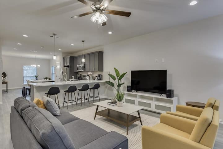 Your Vibrant Dallas Getaway Home - Dallas, TX