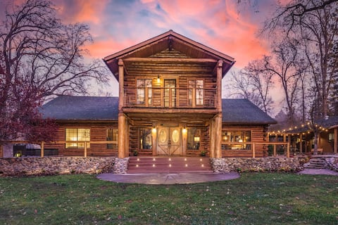 Log Cabin sleeps 20 w/hot tub, game room, firepit