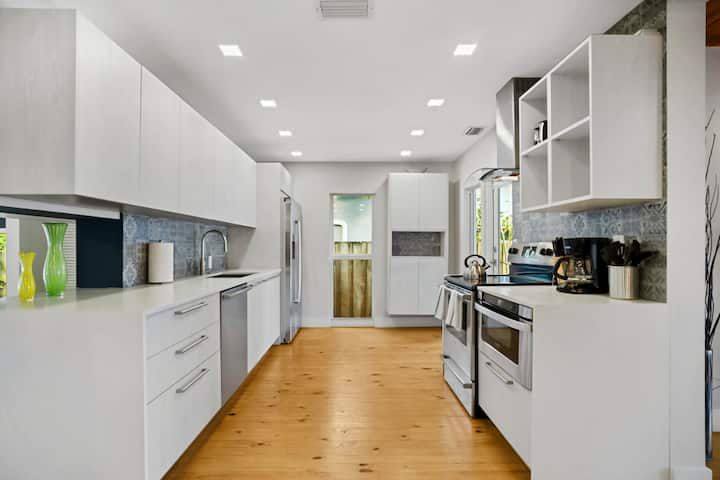 Bungalow Reborn: Pool, Sonos, Fire Pit Oasis! - Fort Lauderdale