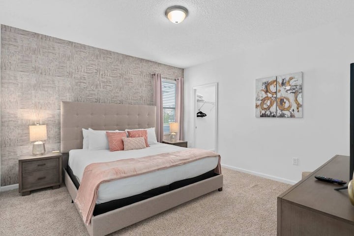 Upstairs Bedroom 9  with King Bed - En-Suite Bathroom