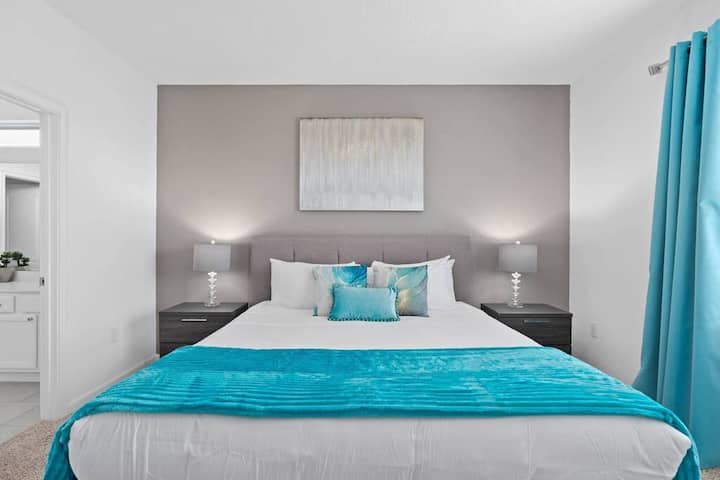 Upstairs Master Bedroom # 5 with King Bed, Walk In Closet and En-Suite Bathroom - 2nd Floor