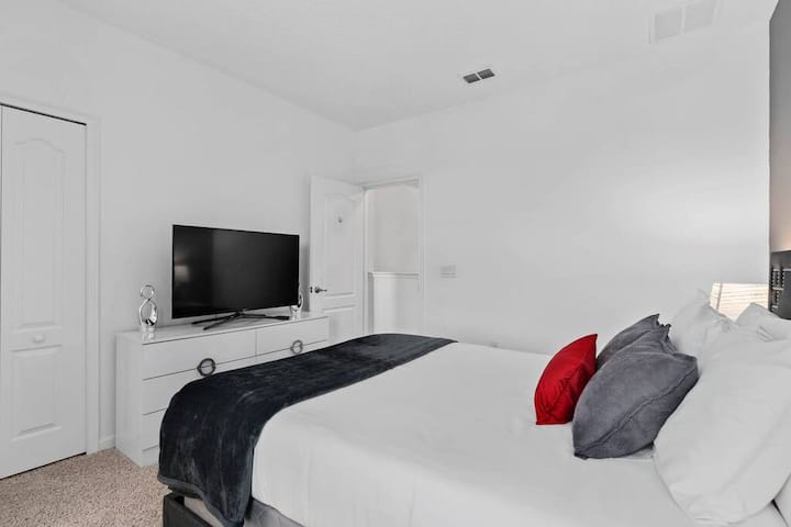 Upstairs Bedroom #7 with King bed and En-suite bathroom