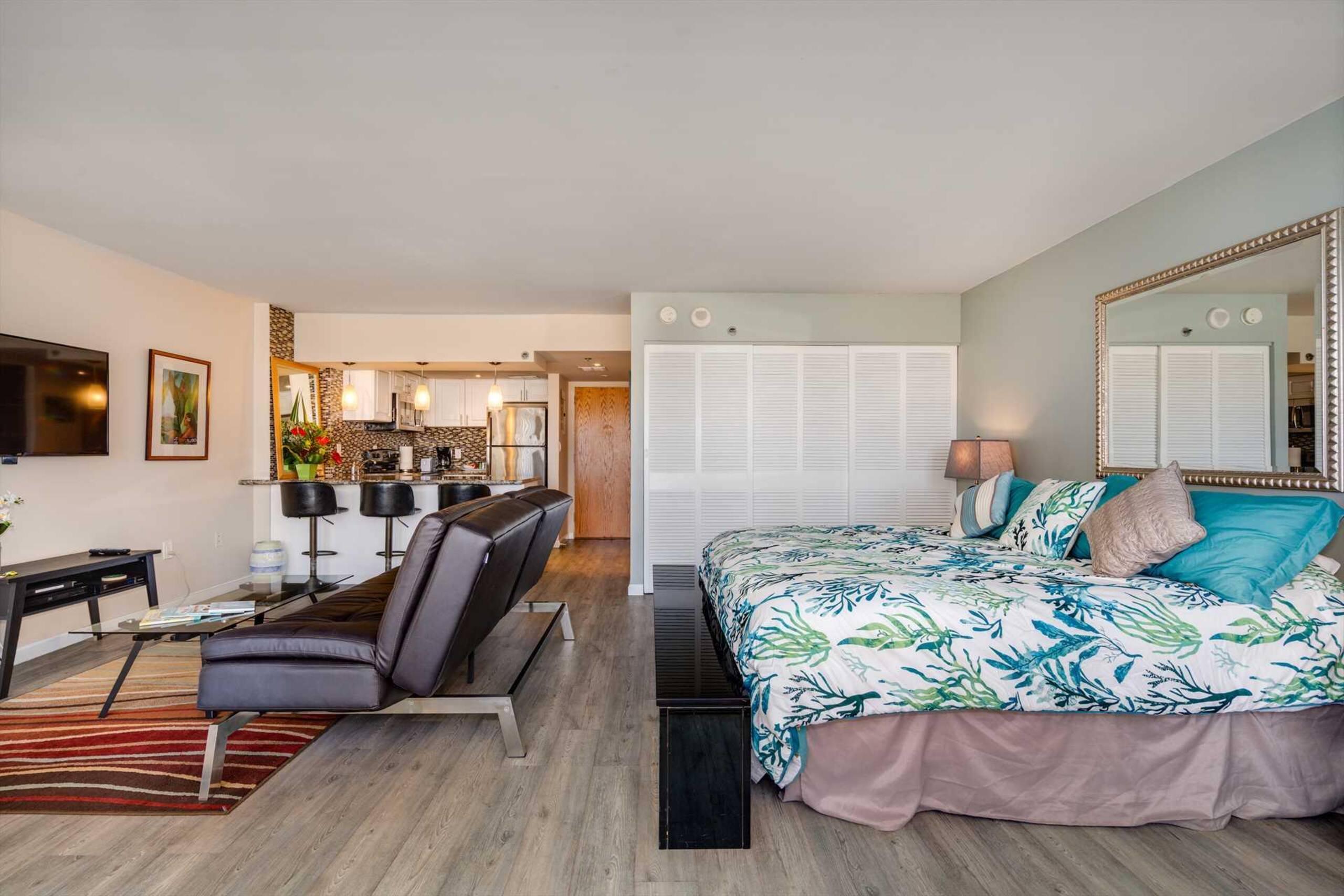 Condo in Honolulu · ★4.7 · 1 bedroom · 2 beds · 1 private bath - Image 13