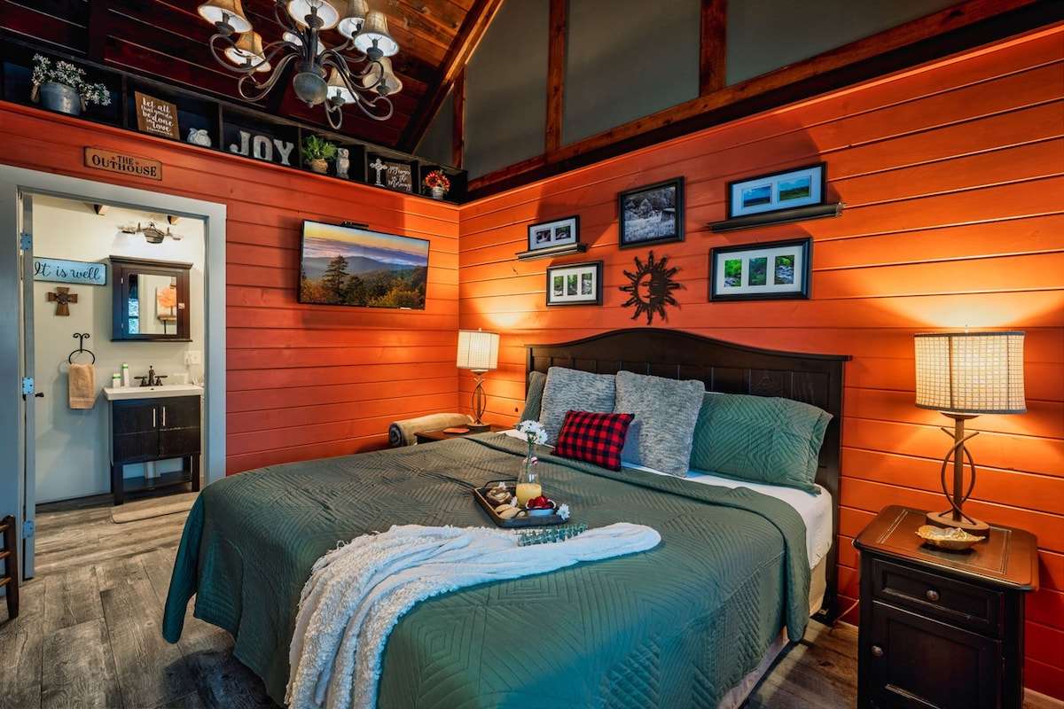 غرفة النوم الرئيسية (سرير كينج) مع حمام كامل ملحق في الطابق الرئيسي. يتسع لنوم شخصين