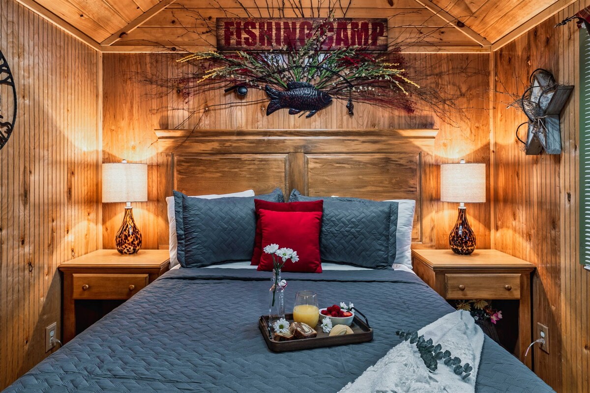 غرفة نوم (سرير بحجم وسط) في الطابق الرئيسي. تتسع لنوم شخصين