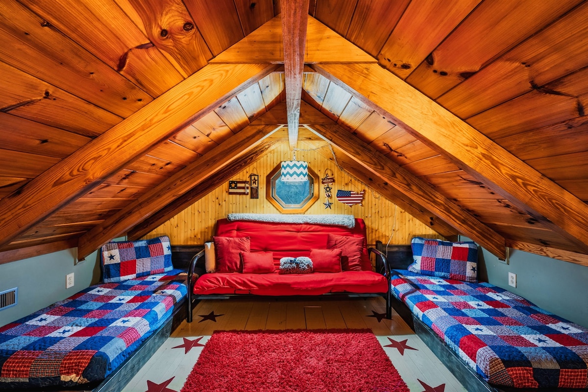 شقة علوية في الطابق العلوي (سريران مزدوجان وفوتون واحد). يتسع لنوم 3 أشخاص