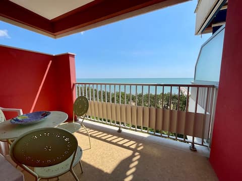Sea view apartment just 70 meters from the sea