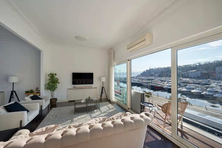 Gorgeous Bright 4bed Gem w/ Views+Balcony! #115