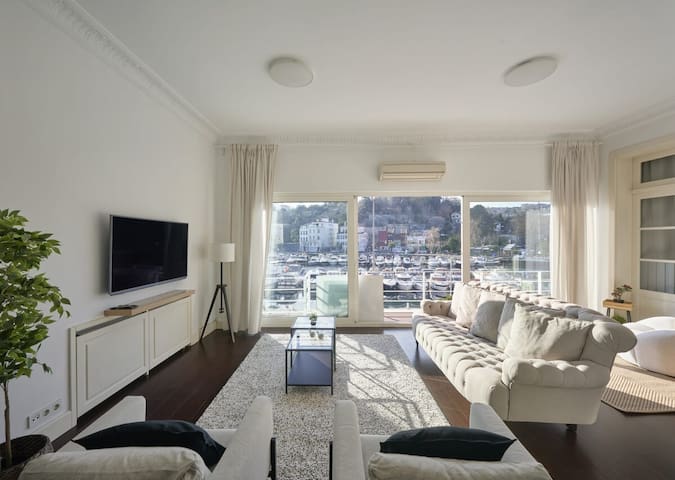Gorgeous Bright 4bed Gem w/ Views+Balcony! #115 gallery image 4