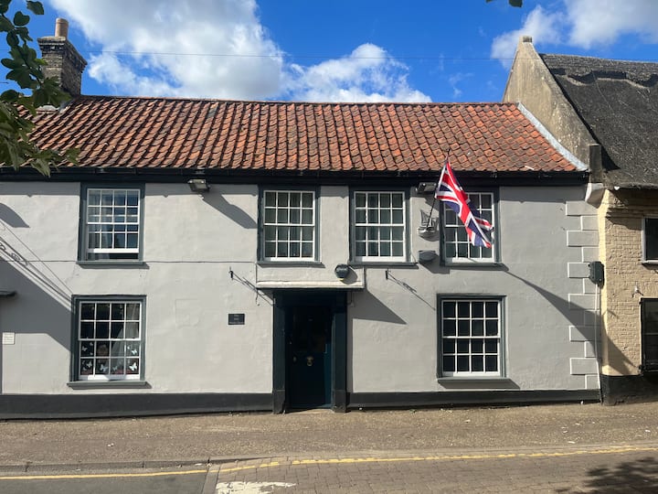 Stylish Historic Apartment - Sleeps 3 & Parking - Sea Palling