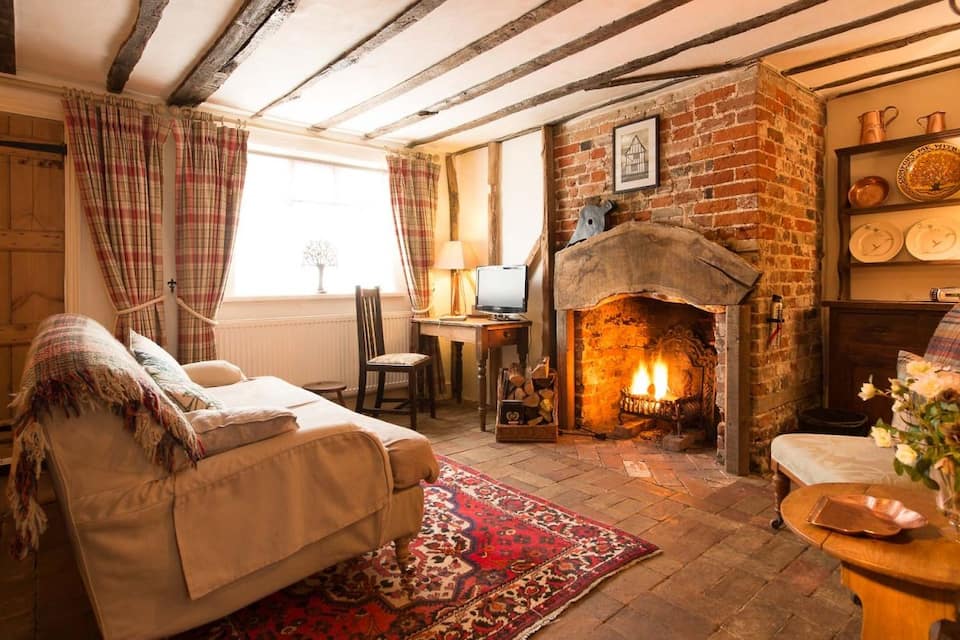 Spadgers, a flax workers cottage next to fields in a Medieval Village — photo 1