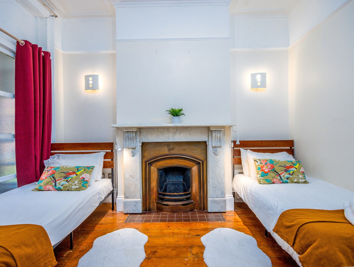 Top Airbnb: Spacious Flat in City Centre with Garden in Marchwood