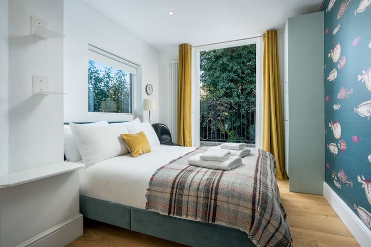 Sleek flat with communal courtyard