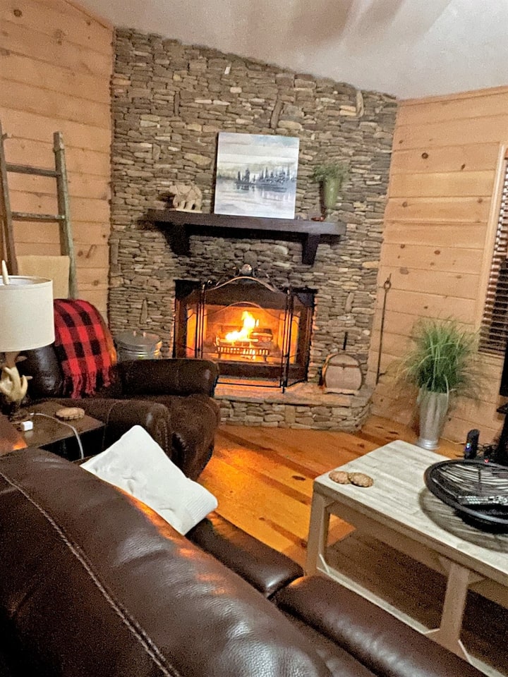 Creekfront Cabin With Waterfall, Hot Tub, Fire Pit - Ellijay, GA