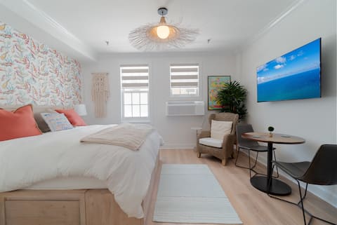 Successful Airbnb property: Coral Reef King Retro King Suite - near Beach in Palm Beach