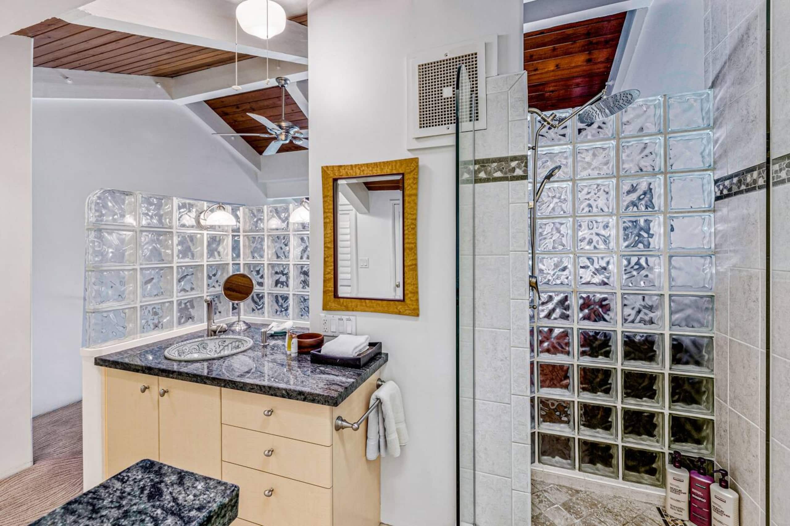 Condo in Lahaina · ★4.87 · 3 bedrooms · 5 beds · 2 baths - Image 32