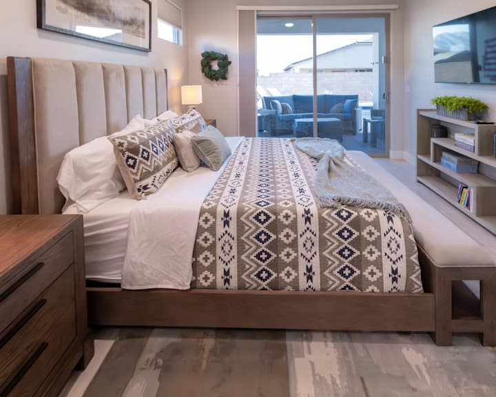 Chumba cha kulala cha msingi kilicho na mlango wa kitelezeshi wa sebule ya nje.