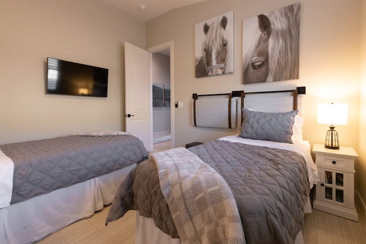 Chumba cha wageni kilicho na vitanda pacha vya xl vinavyoweza kubadilishwa.