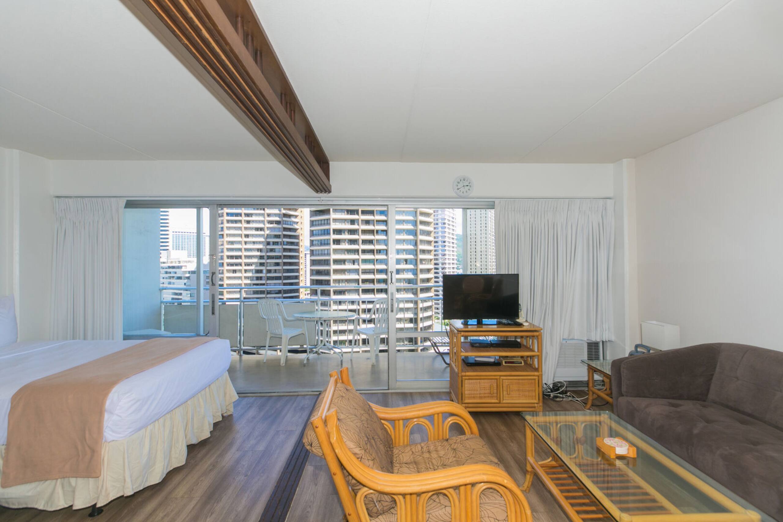 Condo in Honolulu · ★4.8 · Studio · 1 private bath - Image 1