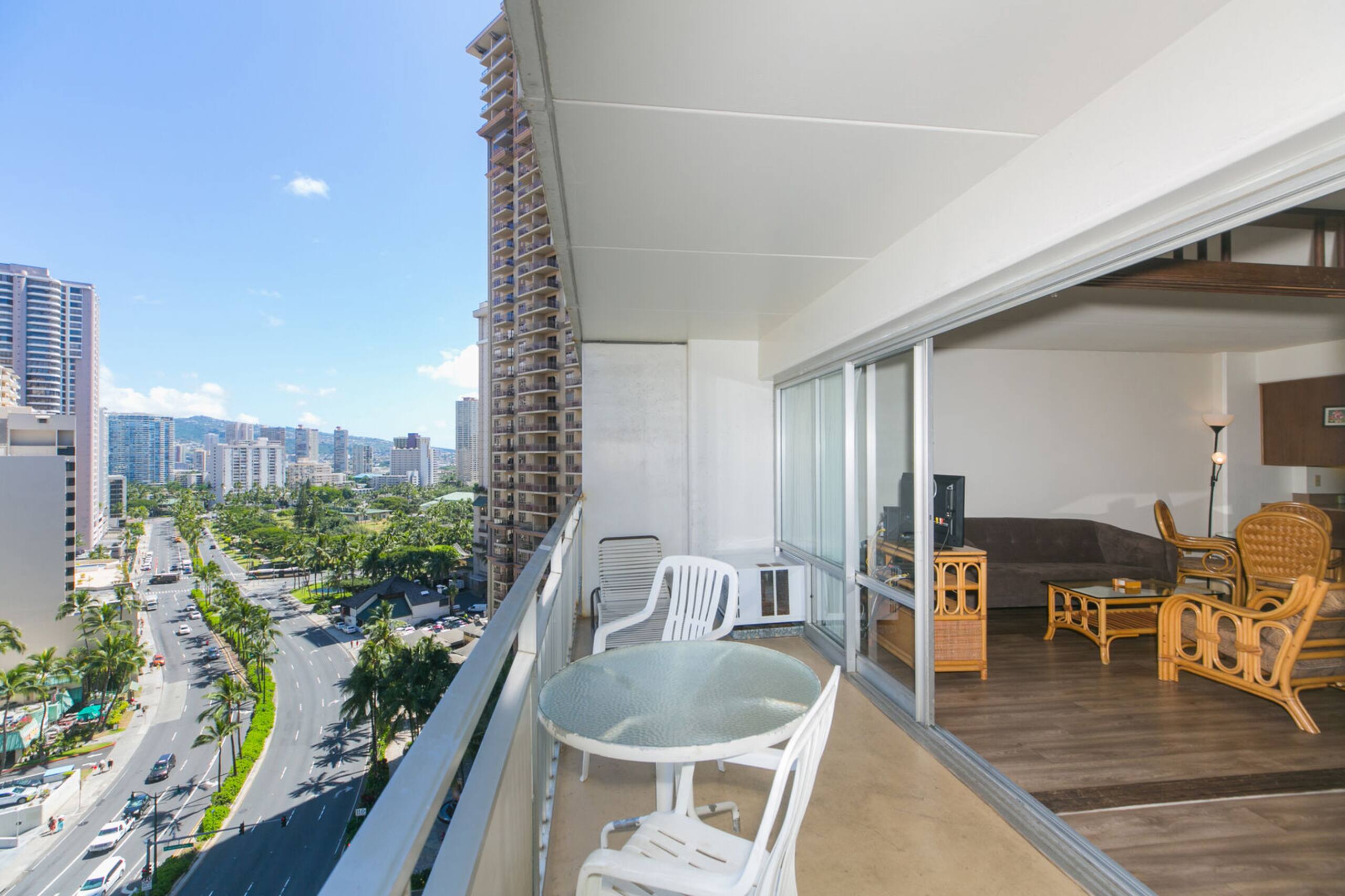 Condo in Honolulu · ★4.8 · Studio · 1 private bath - Image 10