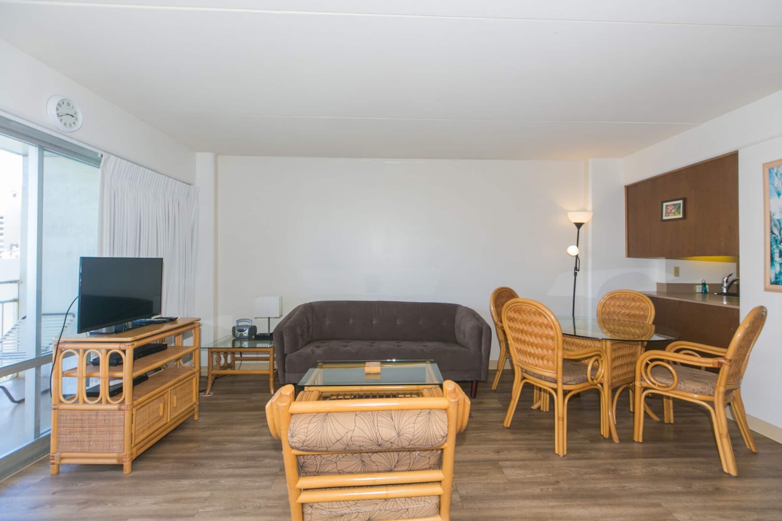 Condo in Honolulu · ★4.8 · Studio · 1 private bath - Image 3