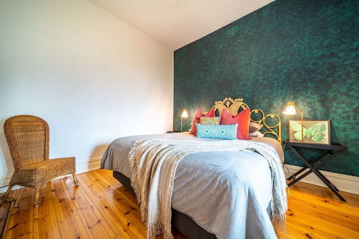 Glavna spavaća soba ispunjena je bojama i može se pohvaliti uzglavljem.