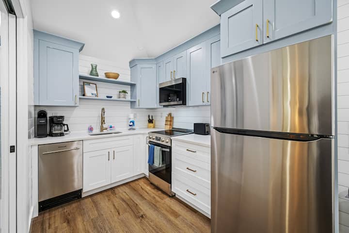 Sandy Feet Retreat- Perfect Walk-to-beach Cottage! - Indian Rocks Beach, FL