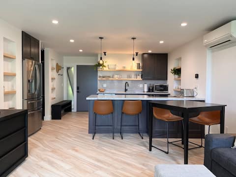 Top Airbnb: Makani A Kai A7 modern beachfront, pool, a/c, w/d in Maalaea