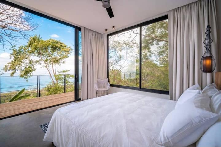 een van de grote slaapkamers met magisch uitzicht op de oceaan, airco en een eigen balkon 
