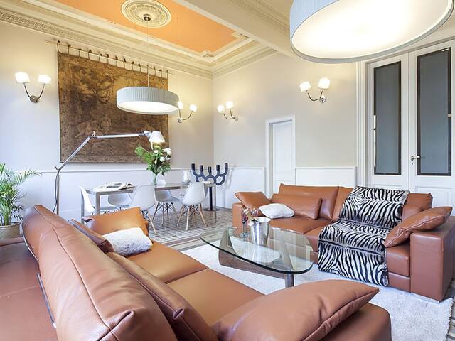 City Centre Boutique Apartment in Rambla Catalunya for 6
