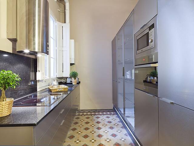 City Centre Boutique Apartment in Rambla Catalunya for 6 gallery image 4