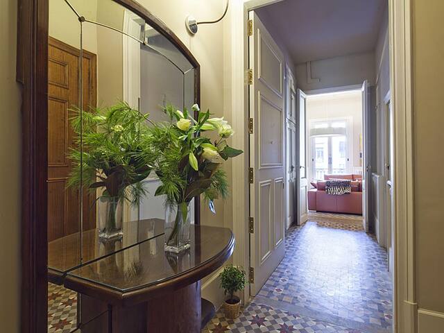 City Centre Boutique Apartment in Rambla Catalunya for 6 gallery image 2
