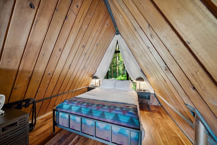 Disfruta del tranquilo lujo de un tranquilo refugio en el dormitorio: ropa de cama, iluminación suave y un diseño cuidado en todas partes.
