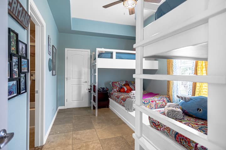 SPÁLŇA 3: Dvojlôžková izba na hlavnom poschodí s posteľami v plnej veľkosti na spodnej a dvojlôžkovou podkrovnou posteľou na hornej. Postele sú vstavané, takže nebudú pískať.  Má pripojenú kúpeľňu s toaletou.