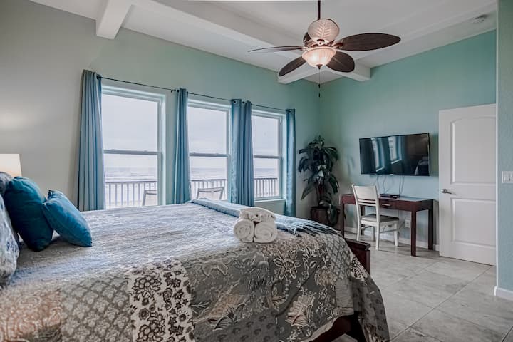 BR 2: Veľký apartmán s manželskou posteľou King na hlavnom poschodí.  Krásny výhľad a pohodlná posteľ s novým matracom.  Možno nebudete chcieť vstať z postele.  Roku, DVD, Wi-Fi a káblová televízia vám umožňujú sledovať čokoľvek chcete.