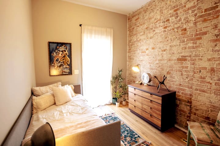 ห้องนอนผู้เข้าพักพร้อมระเบียงส่วนตัว
เตียงนอนกลางวันนี้อยู่ในห้องนอนใหญ่เป็นเตียงเสริม
เตียงในห้องนี้เป็นเตียงเต็มขนาด 
*ห้องน้ำในโถงทางเดินใช้ร่วมกันสำหรับห้องพัก 2 ห้อง
ห้องนอนใหญ่มีห้องน้ำเต็มรูปแบบด้วย  