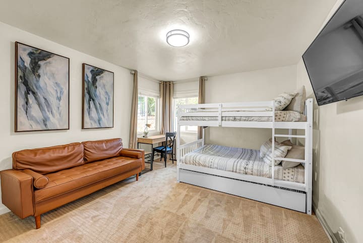 Krevate marinarë dhe hapësirë për strehim me televizor