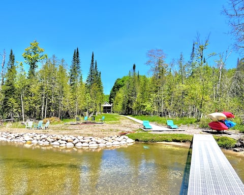 Private Lakefront, Dog Friendly w/HOT TUB Home!SWI