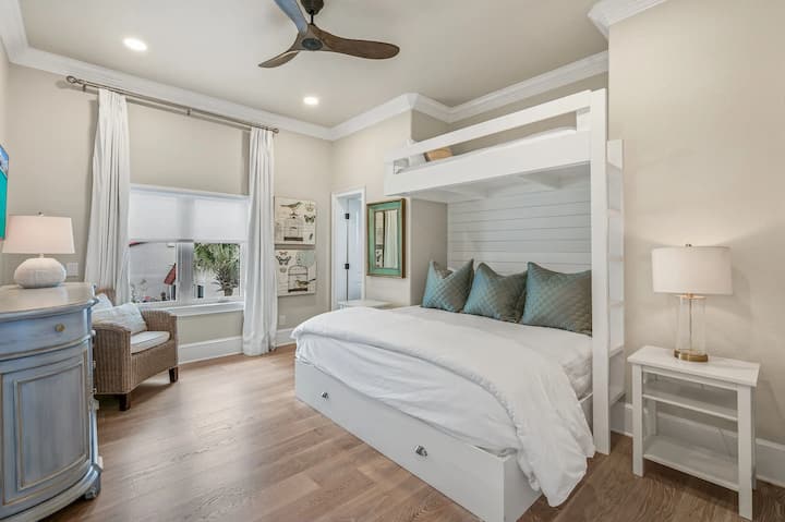 El dormitorio 3 cuenta con una litera doble sobre king, cama nido y baño privado.