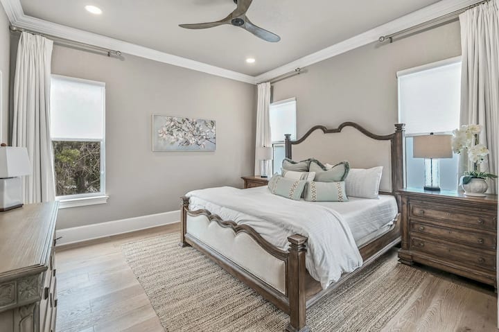 El dormitorio 2 cuenta con una cama tamaño king y un baño privado.