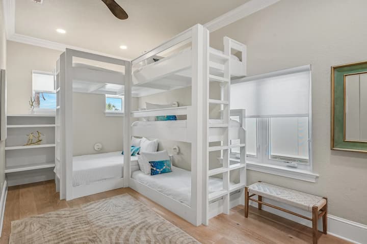 El dormitorio 4 cuenta con una litera tamaño queen sobre una cama tamaño queen, una litera individual triple y un baño privado.