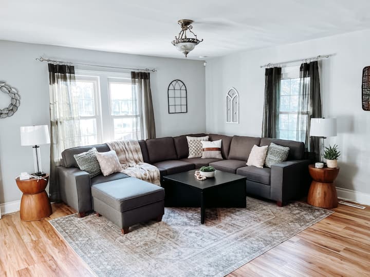 Large 4 BR -Close to Airport & IX Center -Sleeps10