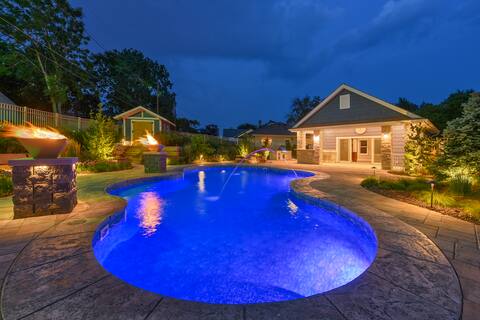 Luxury Oasis Heated Pool, Hot Tub, BBQ
