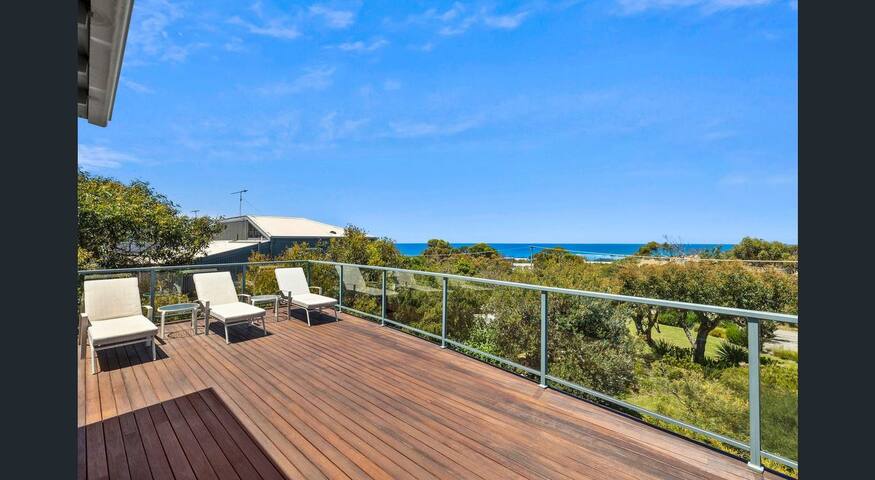 Roadknight Seventh Beach House gallery image 2