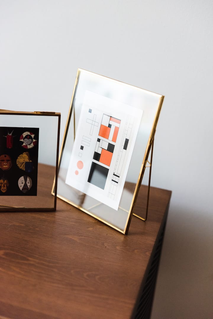 עיצוב הפנים של הדירה מושפע מסגנון באוהאוס והשפעות מוזהבות ופרחוניות. 